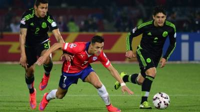 Chile's Arturo Vidal (R) kicks to score a penalty against Colombia during their 2022 FIFA World Cup South American qualifier football match at the National Stadium in Santiago, on October 13, 2020, amid the COVID-19 novel coronavirus pandemic. (Photo by Esteban Felix / POOL / AFP)