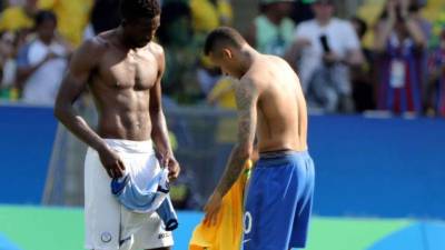 Palacios fue cuestionado por intercambiar la camiseta con Neymar.