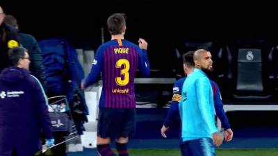 Piqué se fue al camerino haciendo un gesto con su mano derecha, como mandando a callar a la gente.