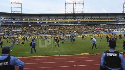 Aficionados del Real España invadieron el césped del estadio Olímpico en la gran final del torneo anterior.