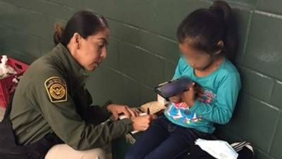 Fotografía cedida por la Oficina de Aduanas y Protección Fronteriza (CBP) donde aparece una agente de la Patrulla Fronteriza de los Estados Unidos mientras asiste a una niña guatemalteca de 5 años que fue encontrada vagando sola por el canal del río Tijuana. Foto: EFE