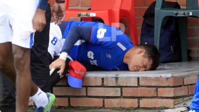 Harold Fonseca haciendo gesticulaciones de dolor por la lesión en la rodilla izquierda. Foto Ronald Aceituno