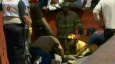 Tres horas tardaron Bomberos en liberar el cuerpo del migrante de debajo de la viga de acero.