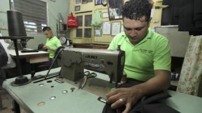 La sastrería Lucío, en San Pedro Sula, es un ejemplo de pequeños empresarios. FOTO: JORGE GONZALES