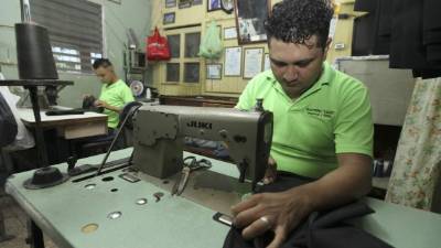 La sastrería Lucío, en San Pedro Sula, es un ejemplo de pequeños empresarios. FOTO: JORGE GONZALES