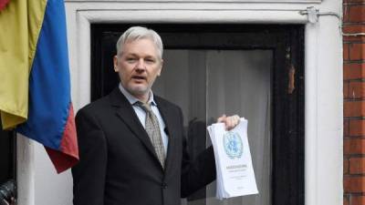 Fotografía de archivo y facilitada hoy, que muestra al fundador de Wikileaks, Julian Assange en el balcón de la Embajada de Ecuador en Londres (Reino Unido). EFE.