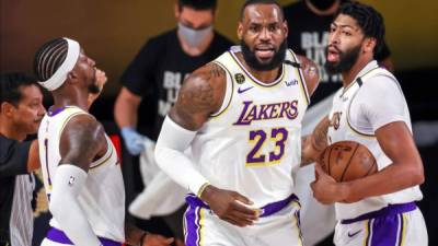 LeBron James, Kentavious Caldwell-Pope y Anthony Davis celebrando con los Lakers ante los Rockets. Foto EFE