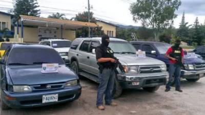 Los tres carro decomisados tenían reporte de robo.