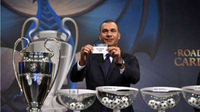 El exfutbolista holandés Ruud Gullit al momento de sacar el nombre del Napoli. Foto AFP