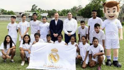 Emilio Butragueño compartió con los niños en su visita a Honduras. Foto Yoseph Amaya