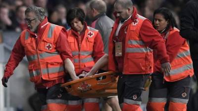 Laurent Koscielny salió del campo en camilla. Foto AFP