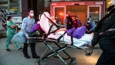 Un hombre mayor es llevado hacia una ambulancia en el Hospital NYU Langone en la ciudad de Nueva York. Foto AFP