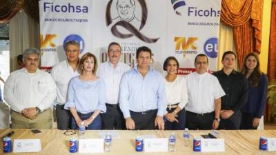 Edgardo Fuentes, Juan Carlos Sabillón, Irma de Molina, Víctor Leva, Jesús Canahuati, Gabriela Becerril, el padre Edwin Nieto, César Iván Aguilar y Michelle Marzán durante la conferencia de prensa.