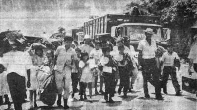 Varias familias salvadoreñas cruzan la frontera El Poy procedentes de Honduras. Foto publicada en El Diario de Hoy el 26 de junio de 1969.