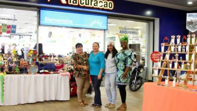 Brenda Adely Rodríguez, Wendy Díaz, Lesly 'Flora' Martínez y Johsy Benedith Mejia expusieron frente a La Curacao, Plaza 105 de San Pedro Sula. Fotos: Franklyn Muñoz