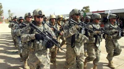 Soldados estadounidenses e iraquíes participan en un desfile durante una ceremonia de graduación en una base militar en Kirkuk, al norte de Irak, el lunes 15 de febrero de 2010. EFE/Khalil Al-A'Nei/Archivo