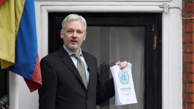 Fotografía de archivo que muestra al fundador de Wikileaks, Julian Assange en el balcón de la Embajada de Ecuador en Londres (Reino Unido). EFE