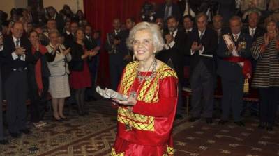 La escritora y periodista mexicana Elena Poniatowska tras recibir el Premio Cervantes de manos del Rey, durante la solemne ceremonia que tiene lugar hoy en el paraninfo de la Universidad de Alcalá de Henares, uno de los actos centrales del Día del Libro, en el que se conmemora la muerte de Cervantes y de Shakespeare. EFE/J.J.Guillén