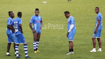 La selección de Honduras de momento está siendo dirigida de forma interina por Carlos Tábora.