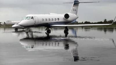 Un puente aéreo de emergencia en el que participan dos aerolíneas se activó hoy en la ruta Ciudad de México-Acapulco para empezar a sacar hoy a personas varadas