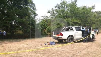 Los cuerpos quedaron junto al vehículo en que viajaban.