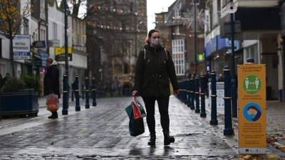 Las nuevas cifras obligan al gobierno de Boris Johnson imponer medidas más estrictas para contener el avance del covid-19.