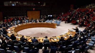 El embajador sirio ante las Naciones Unidas, Bashar Jaafari (d), interviene en el Consejo de Seguridad de la ONU solicitado por Rusia para abordar la situación en Siria, en la sede de la ONU en Nueva York (Estados Unidos) el 12 de abril de 2018. EFE