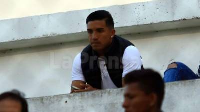 Michaell Chirinos en las gradas del estadio Carlos Miranda observando el partido entre Olimpia y Real Sociedad. Foto Ronald Aceituno