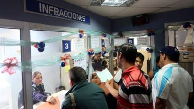 Un grupo de conductores es atendido en la ventanilla de infracciones de Tránsito en la capital.