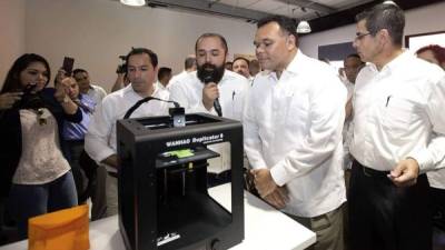 Autoridades del estado de Yucatán participan en la inauguración de un centro tecnológico en la ciudad de Mérida.