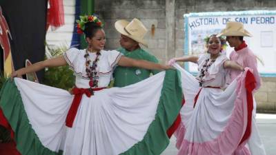 Los alumnos encantaron al público por sus coloridos trajes típicos. El baile de la “Polca picada” se llevó muchos aplausos.