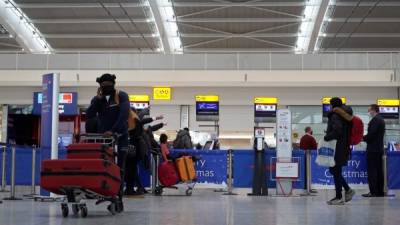 Varios pasajeros procedentes del Reino Unido quedaron varados en diferentes aeropuertos luego de que se suspendiera su ingreso a decena de países./AFP.