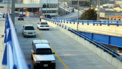 El paso a desnivel entre la colonia El Prado y el Bulevar Kuwait está habilitado en una parte. Foto: Andro Rodríguez