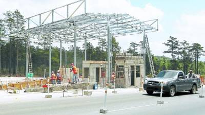 Personal de Covi continúa trabajando en la construcción de las casetas de peaje en el corredor de la CA-5.