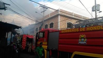 Aún se desconocen las causas que desataron el incendio en los negocios.