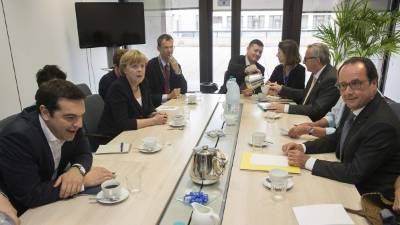 El primer ministro griego, Alexis Tsipras (izq.) enfrenta a sus socios europeos en la cumbre extraordinaria en Bruselas. Foto: AFP