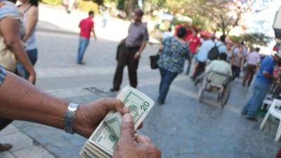 El lempira muestra una apreciación de cuatro centavos frente al billete verde.