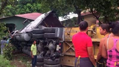 La rastra destruyó un poste y calles del tendido eléctrico.