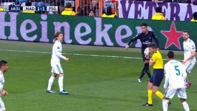 El crack brasileño Neymar le pegó un balonazo al árbitro Gianluca Rocchi en la cabeza.