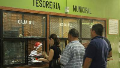 A diario llegan los ciudadanos de Choloma a la Tesorería para pagar la deuda que tienen de sus impuestos.