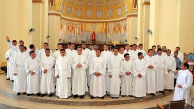 Los futuros sacerdotes se presentaron ante los miembros de la Iglesia y prometieron servir a la congregación.