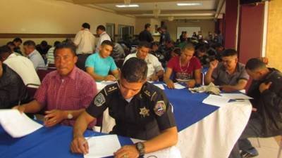 La Dirección de Investigación y Evaluación de la Carrera Policial (Diecp) practicando pruebas de confianza a agentes y oficiales de la Policía Nacional. Foto Archivo.