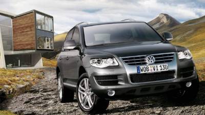 (FILES) This file photo taken on August 7, 2017 shows a hose for an emission test fixed in the exhaust pipe of a Volkswagen Golf 2,0 litre diesel car at the Technical Inspection Agency in Ludwigsburg, southwestern Germany. - German car giant Volkswagen said on February 14, 2020 it had offered 830 million euros ($900 million) to settle a mass lawsuit from German customers over its 'dieselgate' emissions cheating scandal. But the proposed settlement with consumer group VZBV, representing 400,000 plaintiffs in a first-of-its-kind grouped proceeding, 'failed' because of 'disproportionate' pay demands from the VZBV's lawyers, a VW spokesman added. (Photo by THOMAS KIENZLE / AFP)