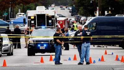 Oficiales de policía y agentes del FBI trabajan en la escena de un tiroteo. EFE/Archivo