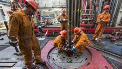 Operarios de una refinadora de petróleo en el Golfo de México