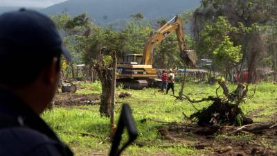 Con una retroexcavadora destruyeron las chozas que habían levantado.