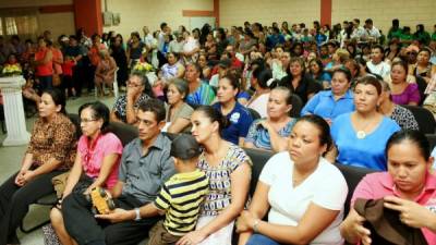 Cientos de adultos llegaron a la clausura del programa de alfabetización en el Intae. Foto: Amílcar Izaguirre