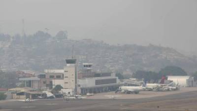 Los vuelos en el aeropuerto internacional de Toncontín en Tegucigalpa fueron suspendidos temporalmente. Foto de archivo.