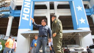 El alcalde Armando Calidonio se ha hecho presente al recinto deportivo.