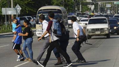 Pocas personas usan el puente peatonal instalado frente al Seguro Social y la mayoría prefiere cruzar la vía, exponiéndose a ser atropellados.Fotos: Franklyn Muñoz. y Amílcar Izaguirre.